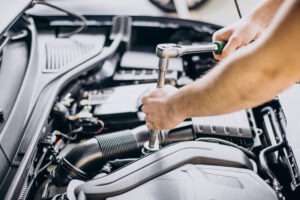 Repair Man Making Car Service 300x200, ViKoeberBiler.dk